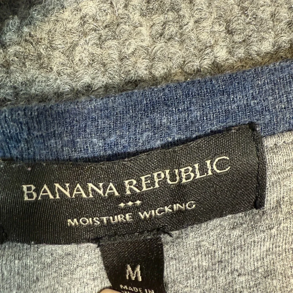Banana Republic Shirt Mens Medium Blue Long Sleeve‎ Henley Moisture Wicking